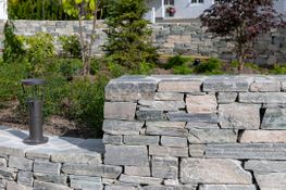 Stort blomsterbed av stein