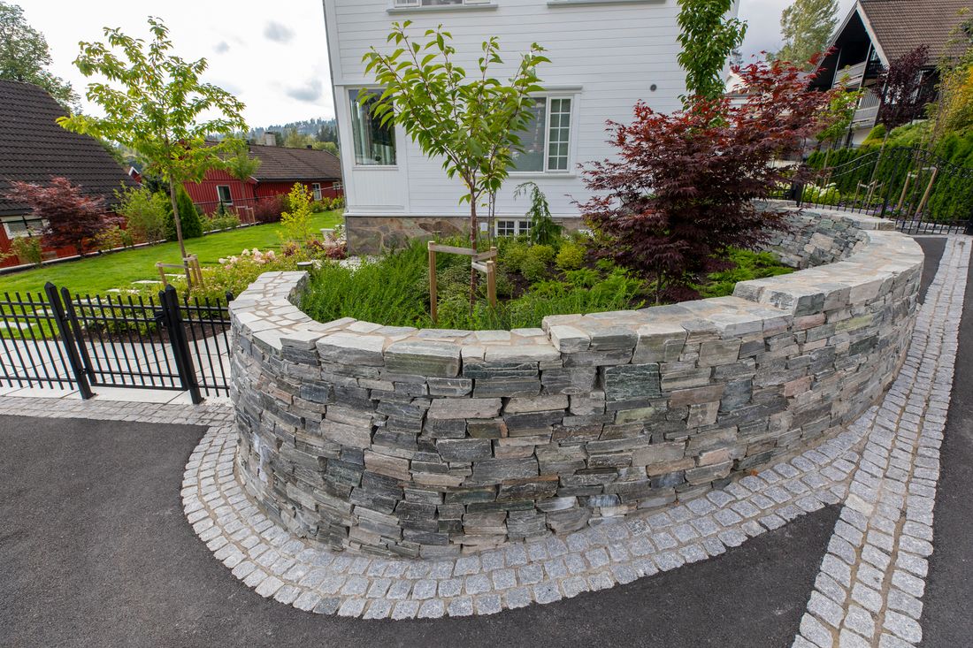 Bed i mur av naturstein