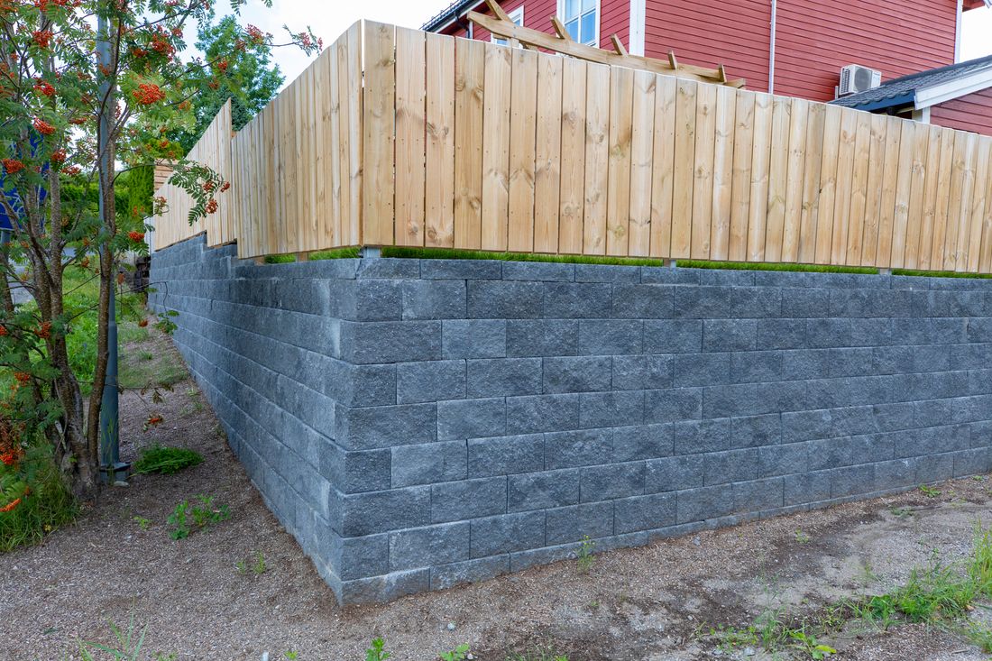 Mur og gjerde